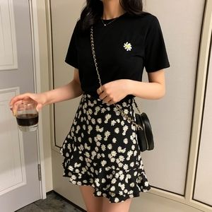 Cute girls daisy tee + daisy skirt